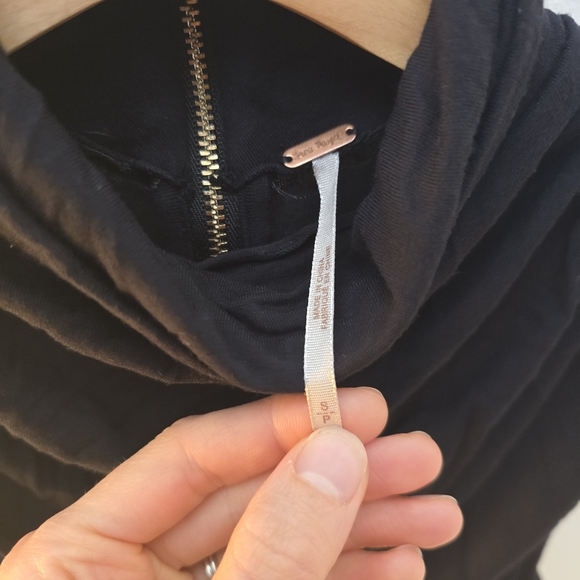 Free People Black Cowl Neck Sleeveless Blouse With Zip Up Back Size Small - Picture 2 of 4